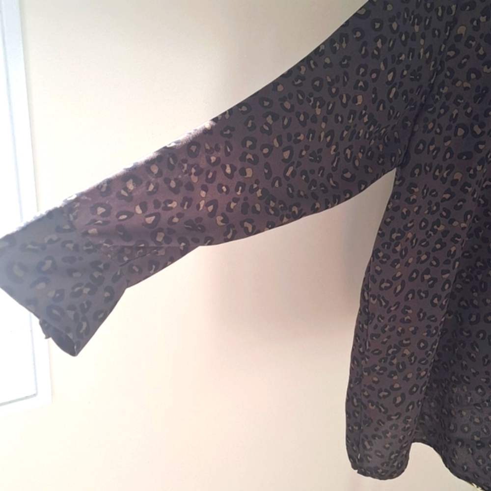 Chelsea & Theodore Leopard print Mobwife Cheetah button-down blouse, Size XXL. - Picture 3 of 9
